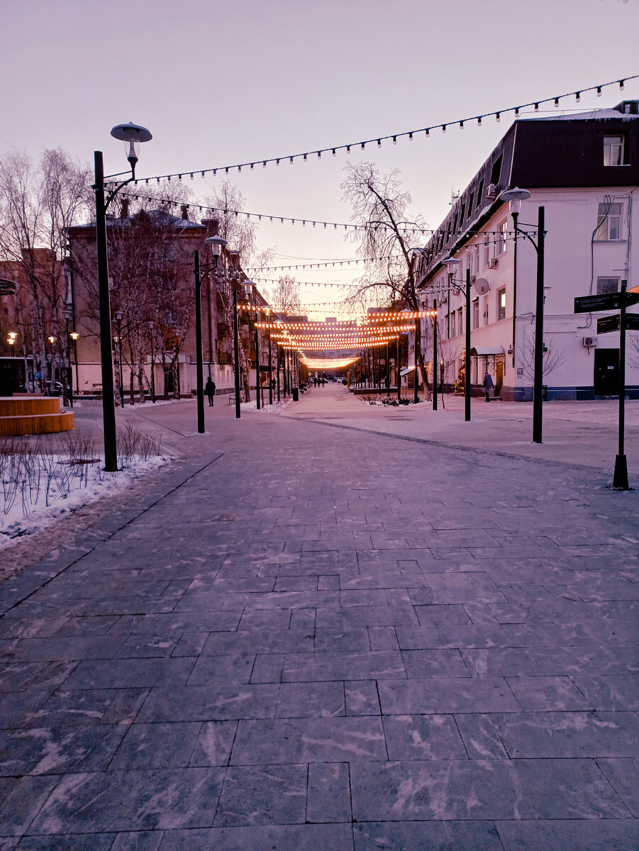 Улица Дзержинского незадолго до своего открытия. На фотографиях видно, что освещён только конец улицы. Это произошло из-за небольших проблем с проводкой. После того, как месяца через два-три после открытия в темень неожиданно погасли все фонари на улице, проблемы были решены. 