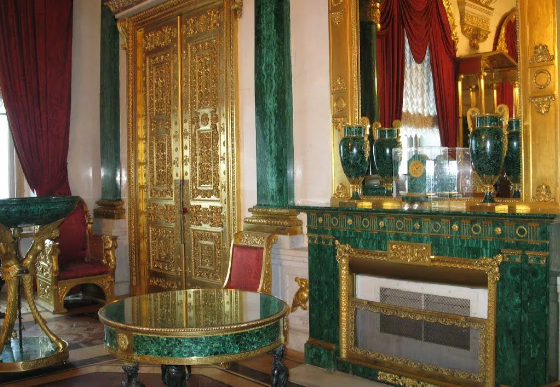 Малахитовая гостиная эрмитаж. Малахитовый зал зимнего дворца. Малахитовый зал эрмитажа. Малахитовый дворец. Малахитовая комната в эрмитаже.