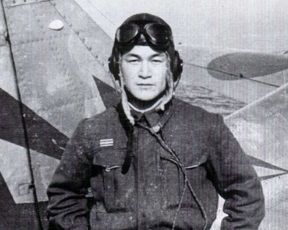 "Технический гений" 47-го сентай лейтенант Кария Масайе. В летном шлеме на фоне еще Ki-44.