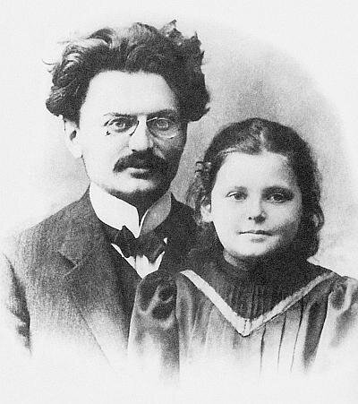 Лев Троцкий с дочерью Зинаидой. Фотокарточка сделана уже после ссылки.