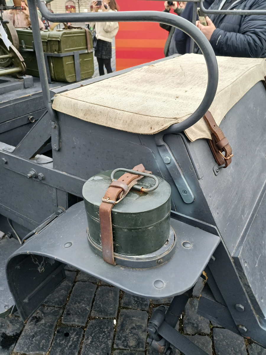 7 ноября 2025 г. Тачанка на Красной площади, экспозиция «Город живых историй». На правом крыле — банка для коломази (колесной мази).