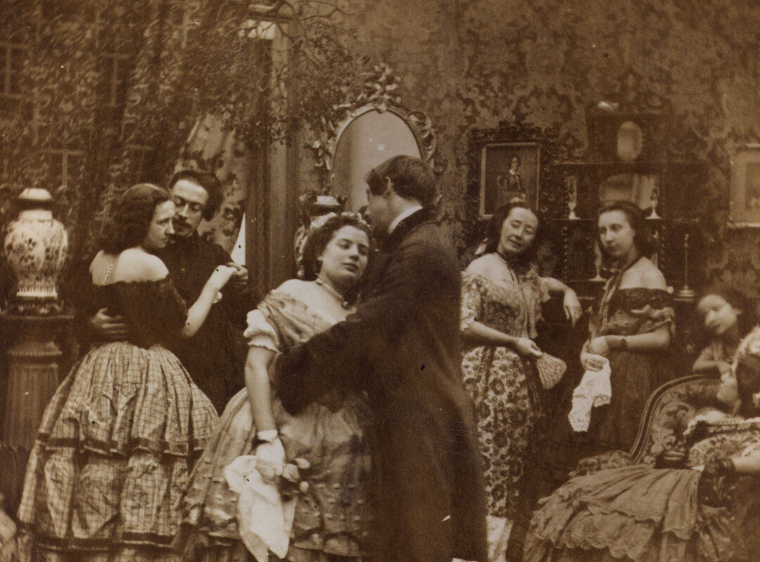 Даже на фото с "вечеринок" люди Викторианской эпохи выглядели, как правило, грустно