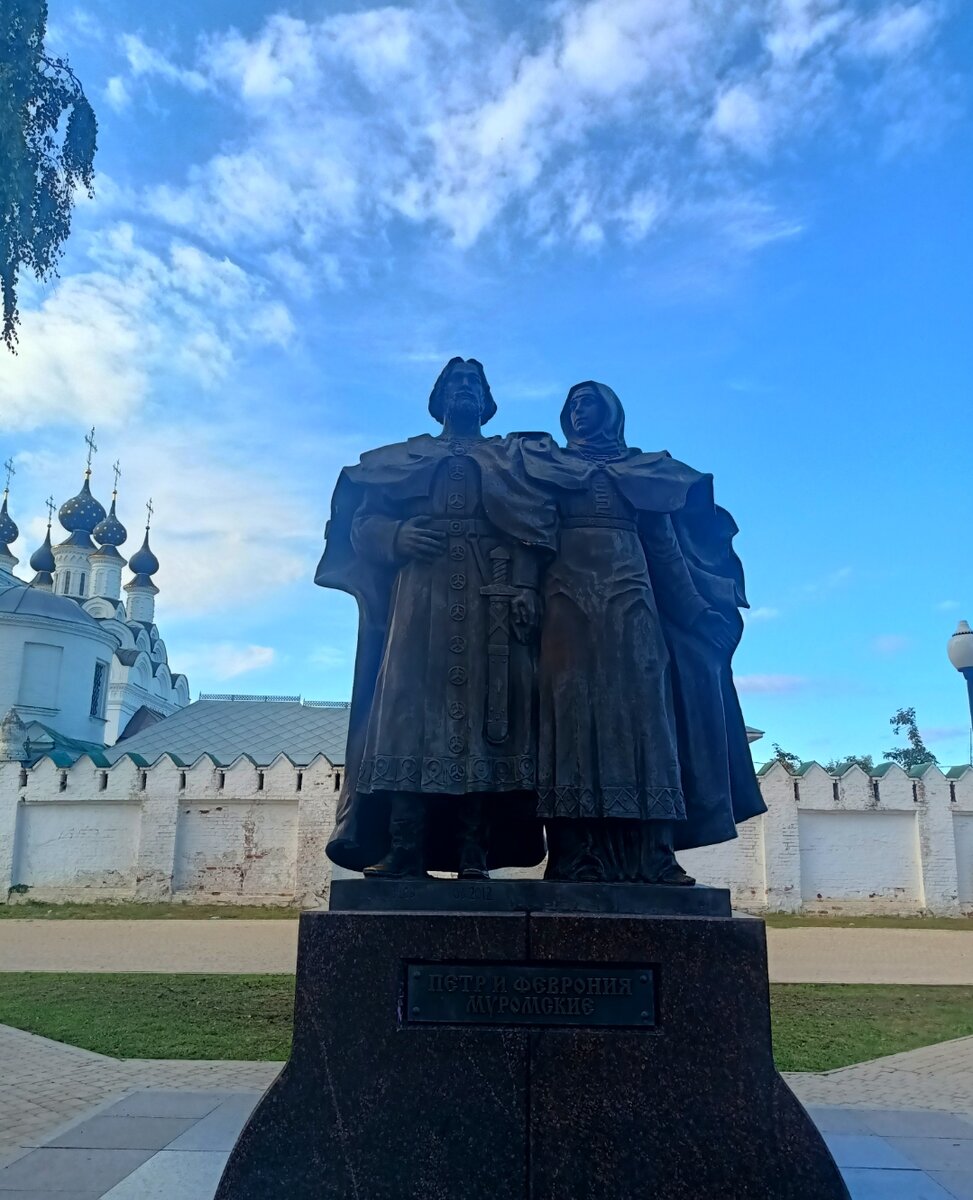 Памятник Петру и Февронии 