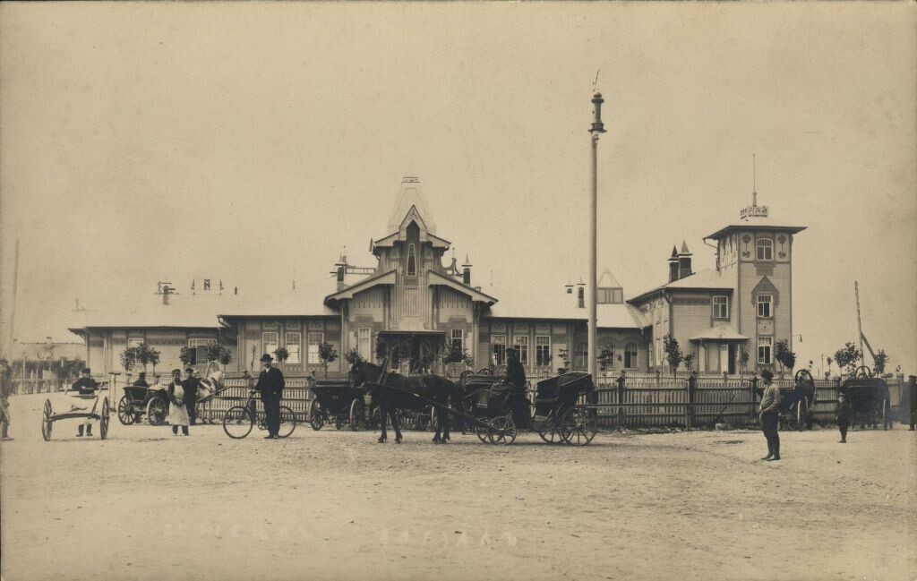 Вокзал ж-д станции Бежецк, 1912 г. Фото с сайта pastvu.com