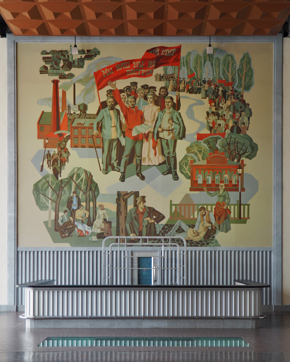 Слева под транспарантом - Федор Афанасьев, ивановский революционер, уроженец города. Справа угадывается образ Михаила Фрунзе