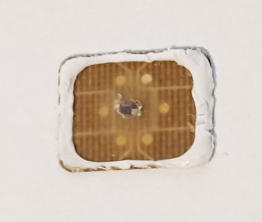 Видно, что от чипа к контактным площадкам идут проволочки