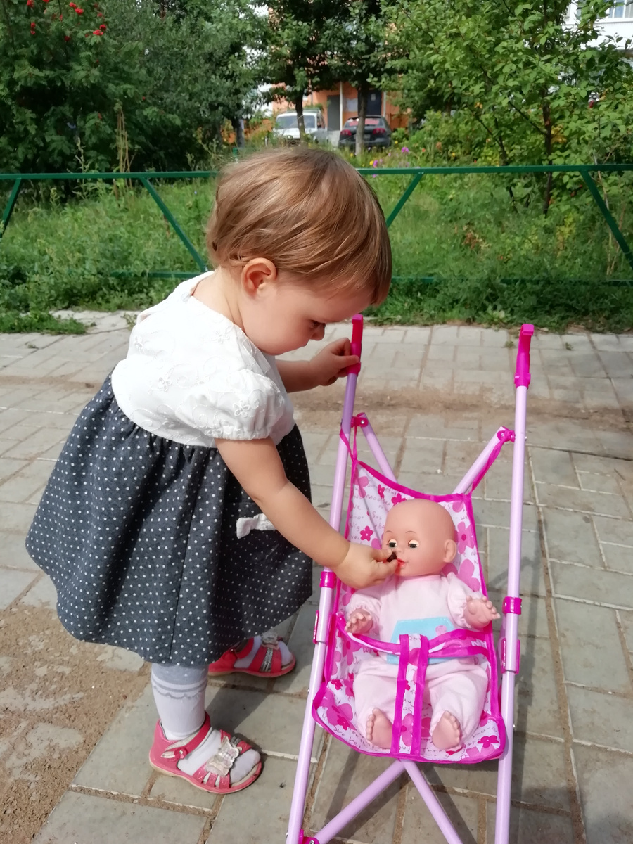 С этой куклой играет до сих пор. Кукла большая, а титей нету.