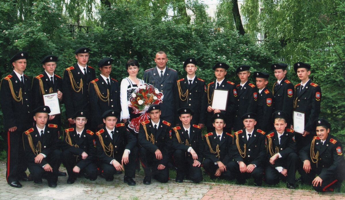 Леонид Мингалёв в первом ряду третий справа