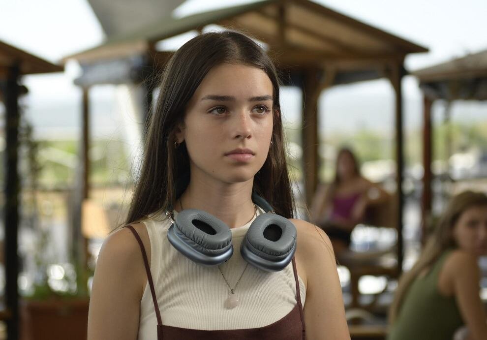 Гюльдже. Источник фото: https://allturkserials.com/2023/09/13/serial-tropiki-sobytiya-10-serii/