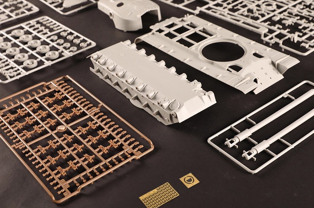 Приветствую друзья. Давно не было тизеров от Takom. Вот с него мы и начнем, тем более что он посвящен 10-летию компании. В выпуски не попадает интересующий вас производитель?-4-2