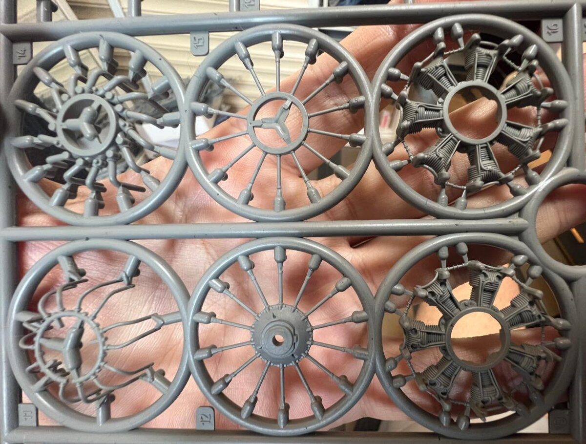 Приветствую друзья. Я предзаказ на ЗИЛ-130 в 43 масштабе от Звезды уже оформил. А вы? Но тут без ложки дегтя не обошлось, подробности ниже. В выпуски не попадает интересующий вас производитель?-10-3