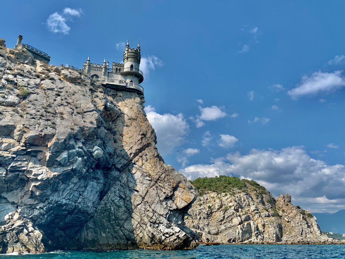 Фото замка Ласточкино гнездо с необычного ракурса, стоя посреди моря.  Маршрут на сап-борде к символу Ялты | Горы-море Крым Кавказ | Дзен