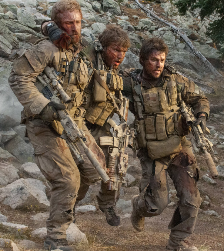 Про войну на реальных событиях. Уцелевший / Lone Survivor (2013). Эмиль Хирш уцелевший. Марк Уолберг уцелевший. Бен Фостер уцелевший.