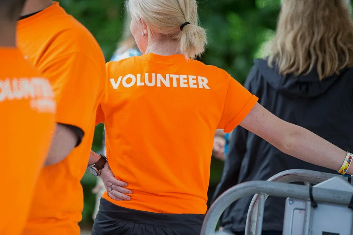 Случайный волонтер. Волонтерство за рубежом. Волонтеры за границей. Оранжевые волонтёры. Волонтёры зарубежные.