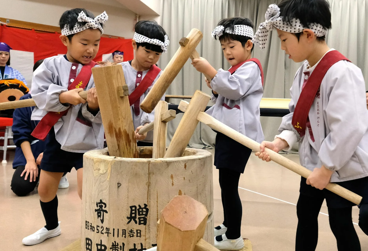 Спортивные игры японии. День защиты детей в Японии. Японские детские игры. Япония для детей дошкольного возраста. Традиционная игра в Японии.