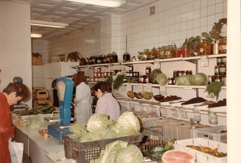 Из овощного отдела частенько пахло гнилым луком и капустой 