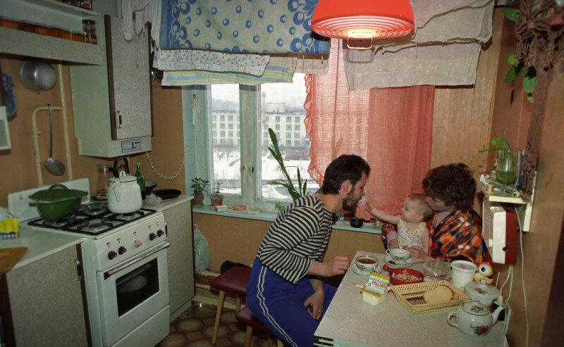 Что-то типа этого, но у нас от стола до плиты можно было дотянуться рукой.                        (Фото из открытых источников сети Интернет)