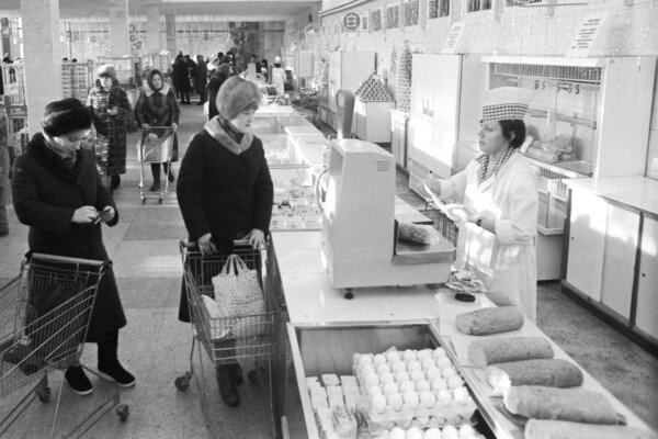 Магазин самообслуживания: выбранные товары клали в тележку и оплачивали на выходе. Сейчас этим никого не удивишь, но тогда мне казалось, что почти как за границей. 