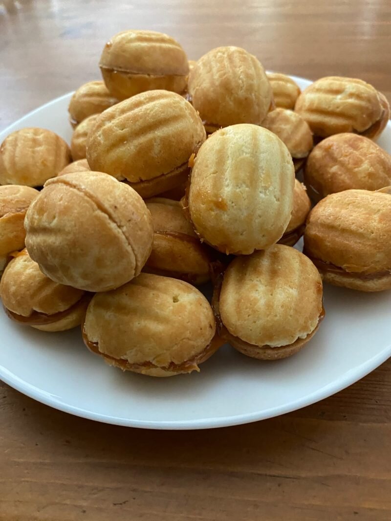 Орешки со сгущёнкой пекли в каждой семье. 