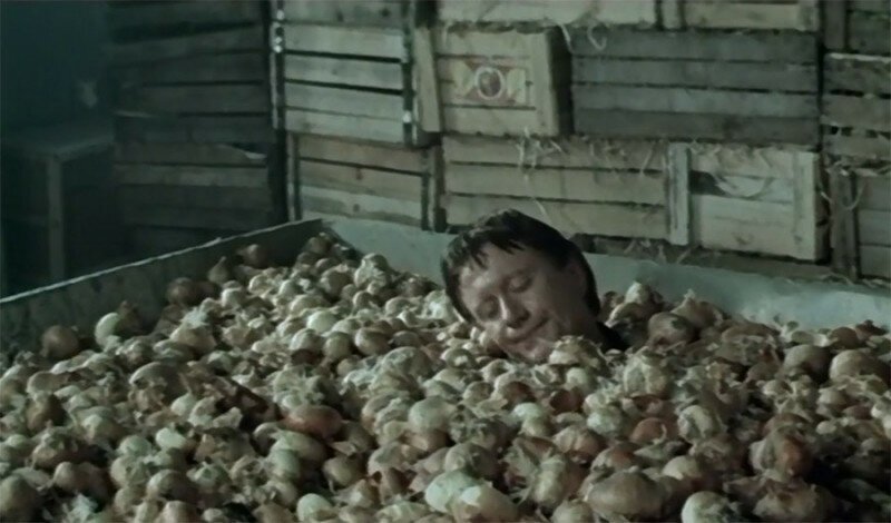 Герой Андрея Миронова - грузчик в овощном отделе. 