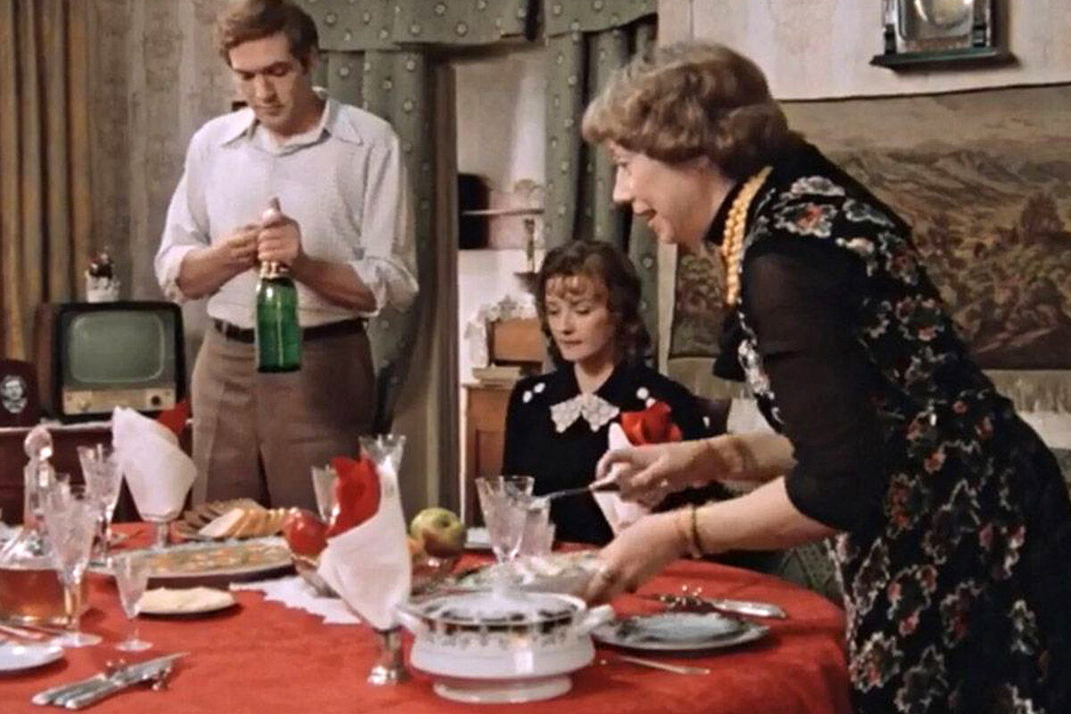 Заливное из осетрины могла себе позволить к праздничному обеду обычная семья. (Кадр из фильма "Москва слезам не верит")