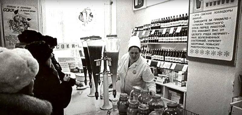 Из этих стеклянных колб наливали стакан сока - просто яблочный, яблочно-виноградный, яблочно-персиковый или томатный. (Фото из сети Интернет)