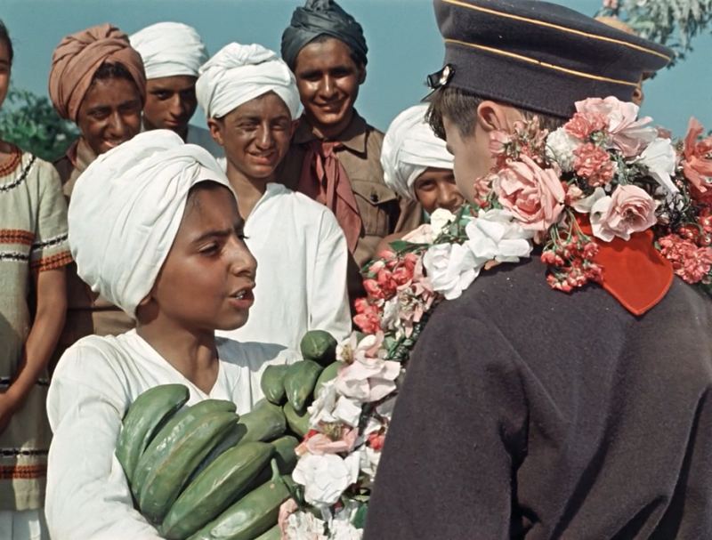 Кадр из кинофильма "Старик Хоттабыч" 1956 г. Бутафорские бананы сделали зелёными, так как были уверены, что это их нормальный цвет 