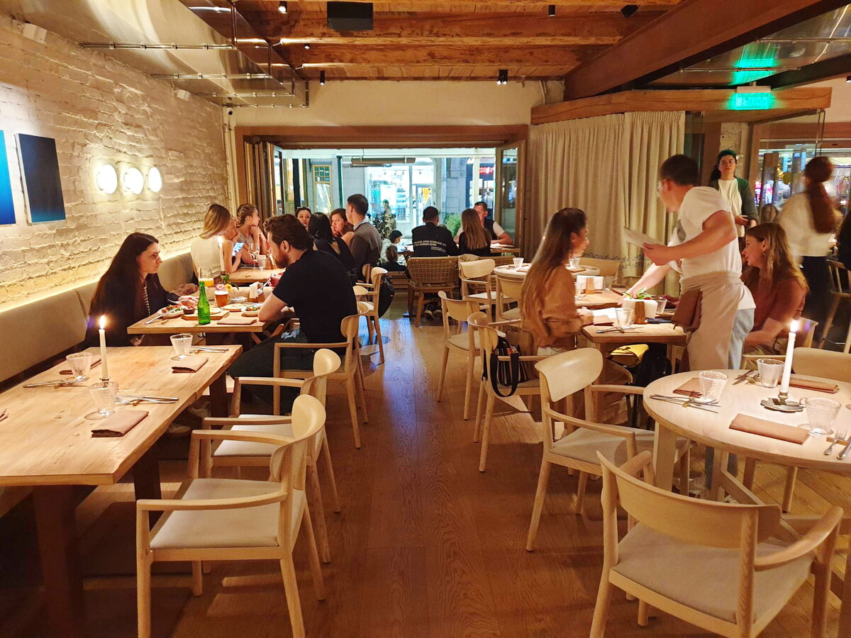 Общий вид зала ресторана Moró