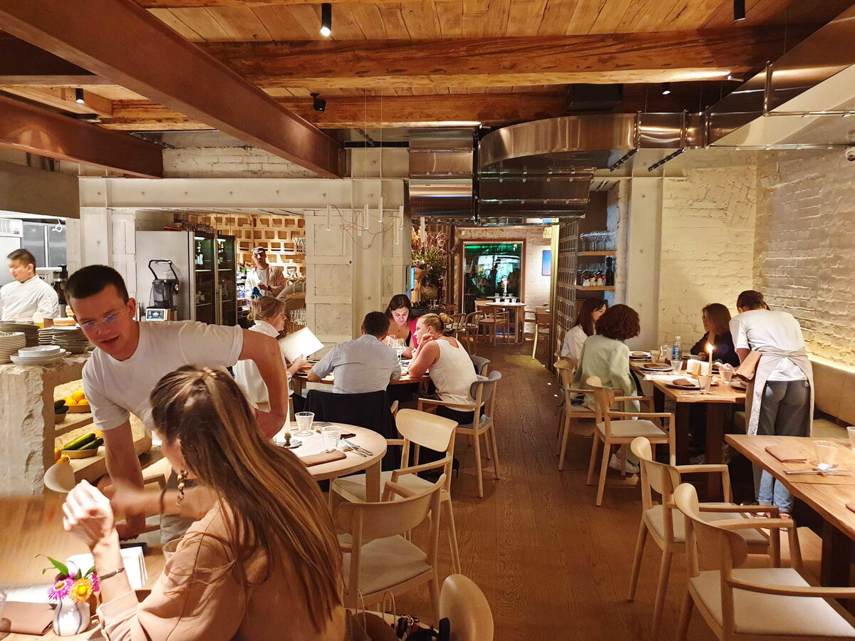 Общий вид зала ресторана Moró