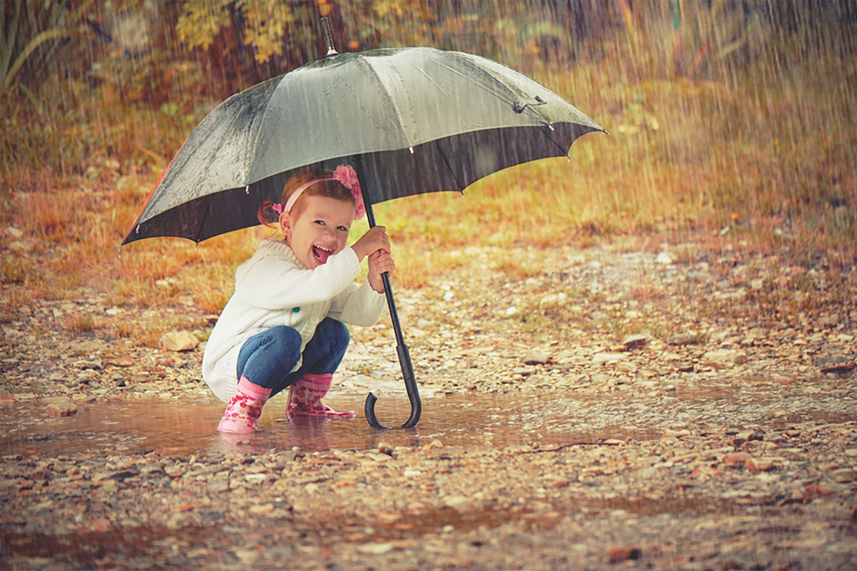 Осень дети под зонтом. Мальчик с зонтом. Зонтик для детей. Дети под зонтом. Музыка девочка гуляет