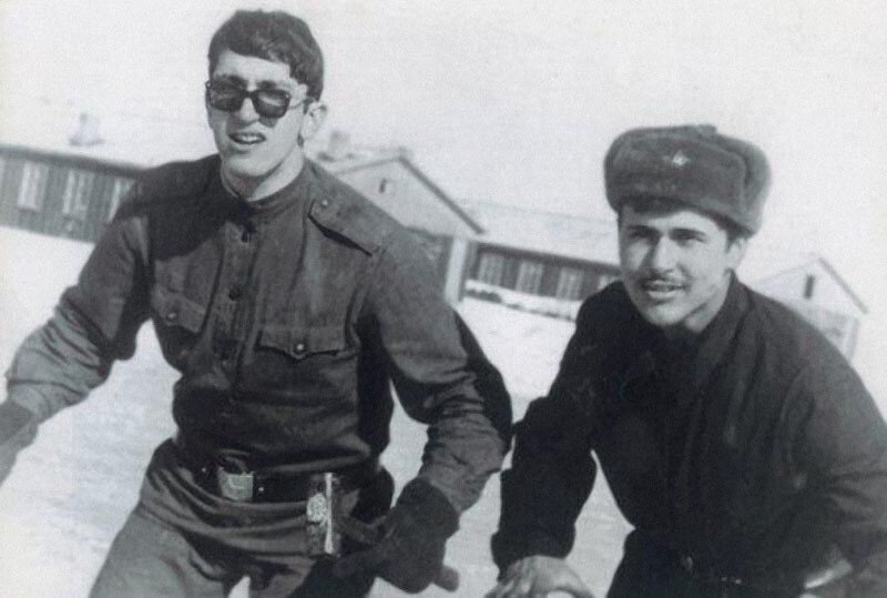 А.Буйнов (слева) в армии.