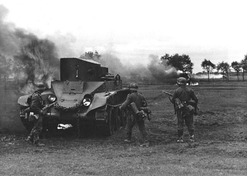 Немцы на фоне танка БТ-2.