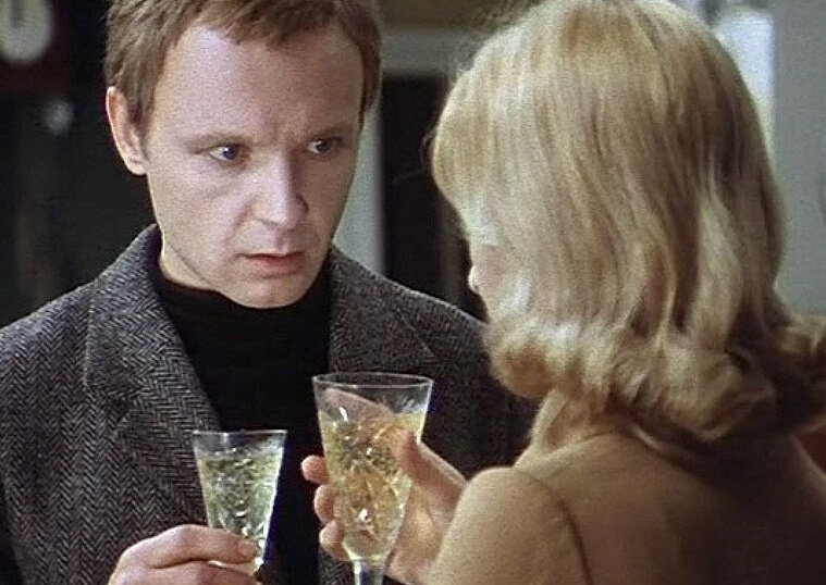 Кадр из всем известного советского фильма, который воспевал "пьяную" любовь.