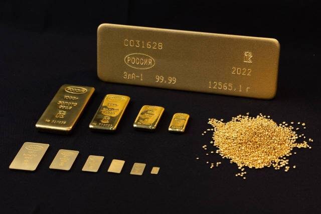 Мерные слитки золота и золото в гранулах