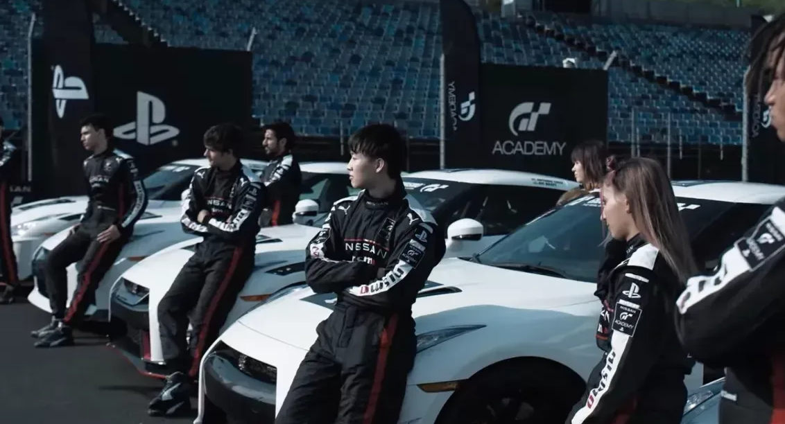 геймеры гонщики. кино в котором геймер гонщик. образ геймера. никки лаудер фильм гонщик. про геймера гонщика.