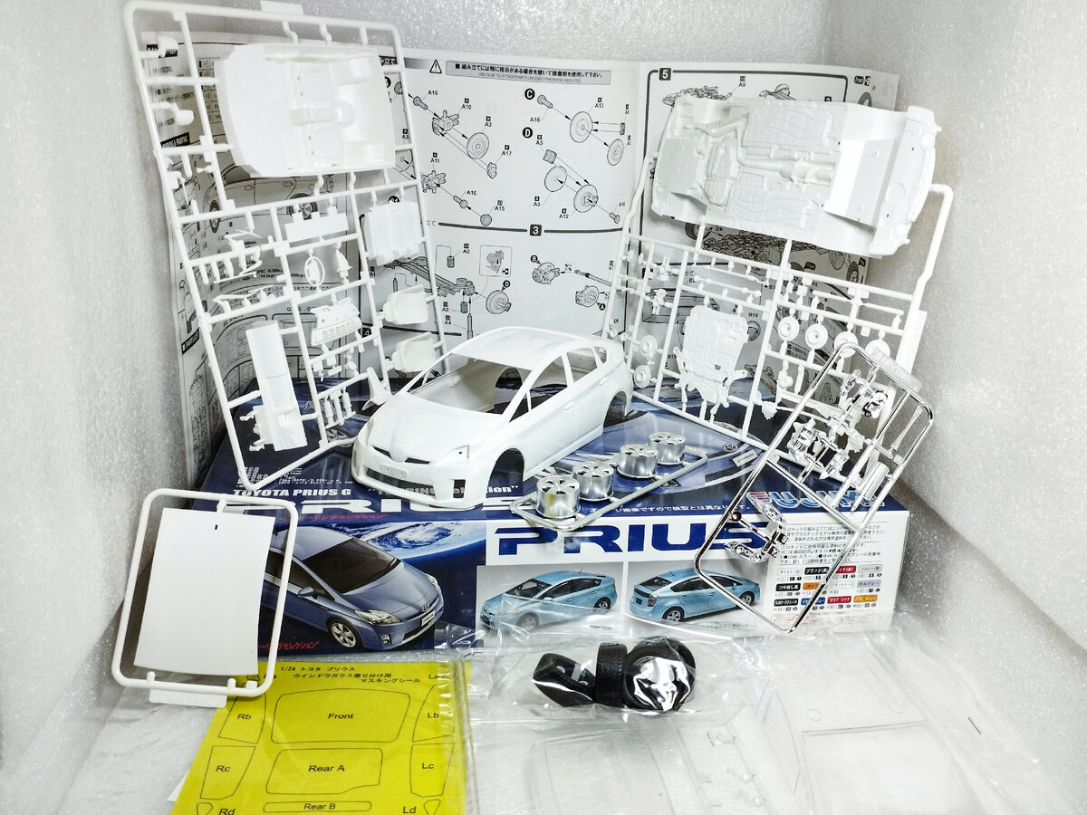 Рис. 2. Детали в литниках для сборки модели автомобиля Toyota Prius Touring Selection в масштабе 1:24 от фирмы Fujimi