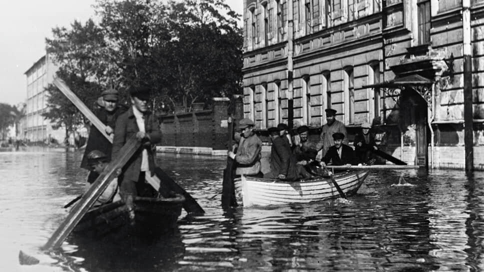    1924 год. В Ленинграде произошло сильное наводнение, вода в Неве поднялась до отметки 380 см выше ординара РИА Новости