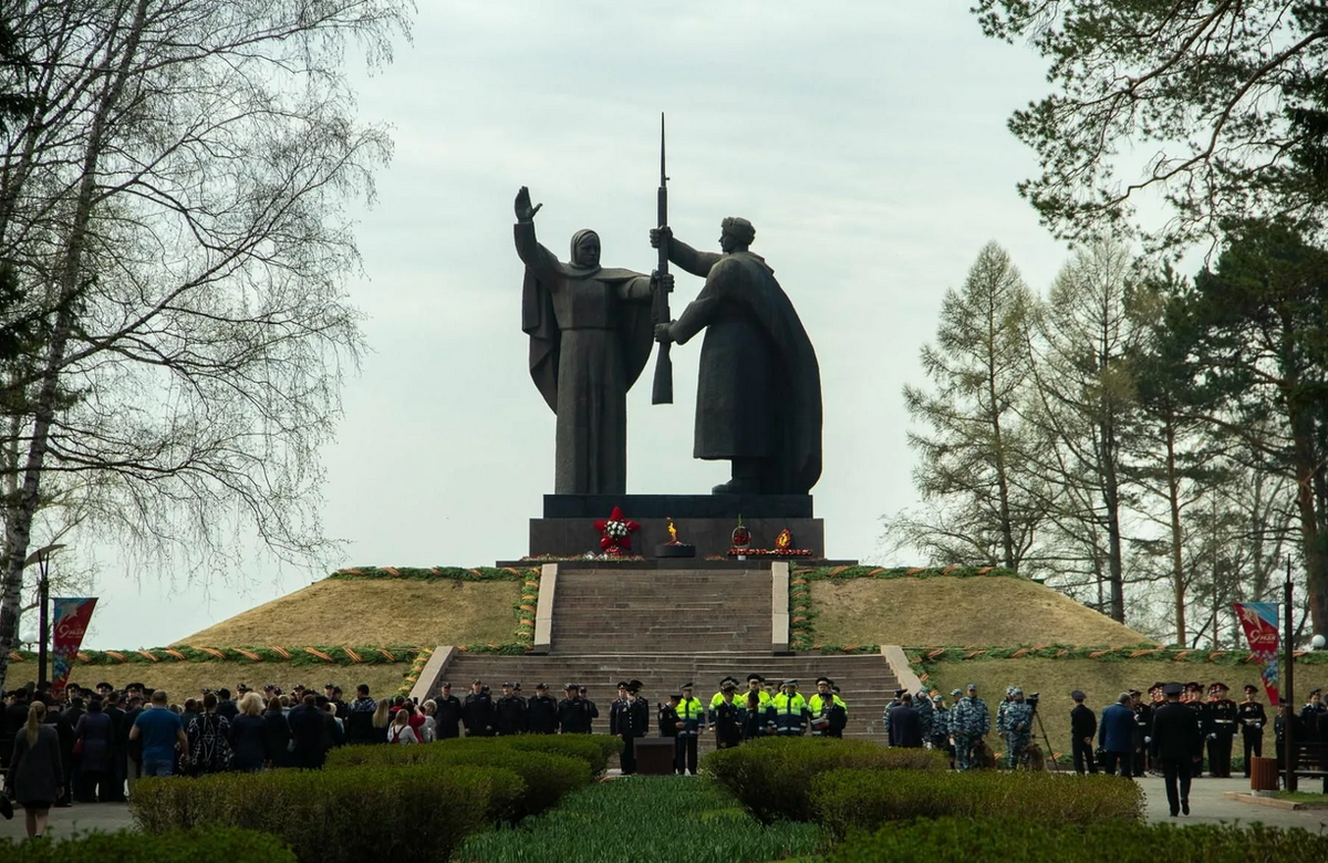 Мемориал дохленко томск 2024. Томск лагерный сад монумент. Лагерный сад вечный огонь Томск. Памятник в Лагерном саду Томск. Монумент славы в Лагерном саду.