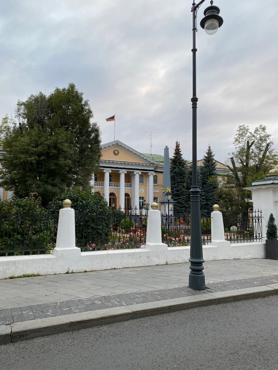 Прогулка по Армянскому переулку. Прохожие даже не представляют, какая у  него богатая история | Загадки науки | Дзен