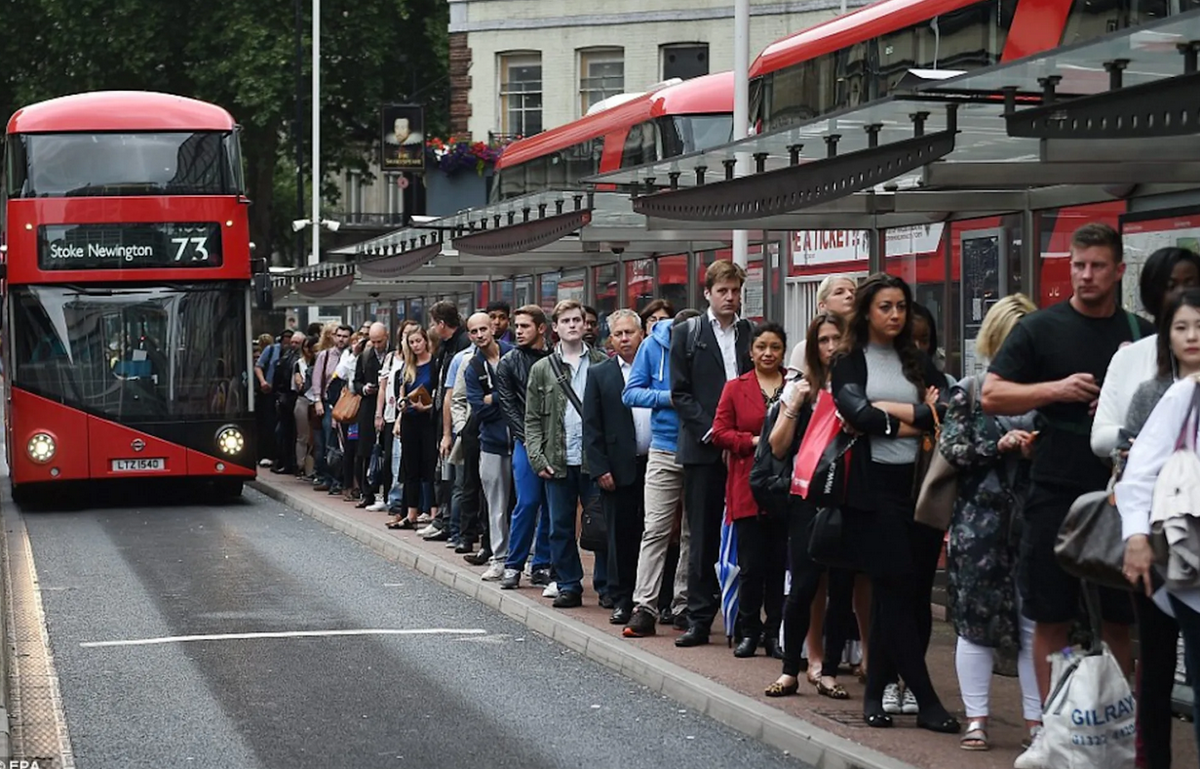 Uk same. Очереди в Британии. Очередь на автобус в Англии. Очередь в Лондоне. Очереди на автобус в Британии.