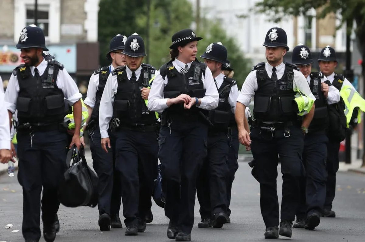Полицейский в лондоне. Полиция Англии. Полицейский в Англии. Полиция Британии. Полицейская форма Великобритании.