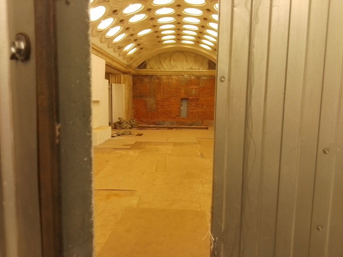 демонтаж перегородок в квартире. сантехкабина в доме 1-515. проем в кирпичной стене. демонтаж кладовки. демонтаж входной двери в квартире.