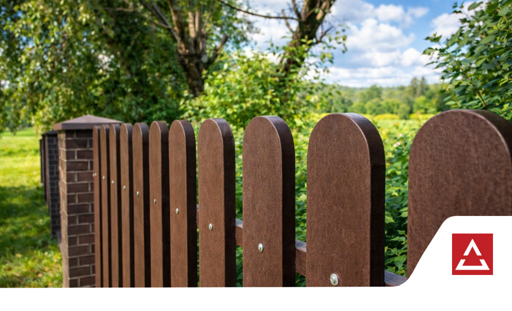 Коричневый пластиковый штакетник для забора