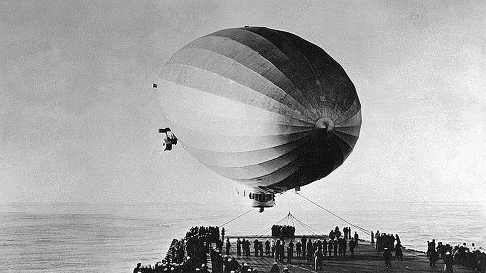    1852 год. Француз Анри Жиффар совершил первый полет на дирижабле с паровым двигателем.U.S. Naval Historical Center