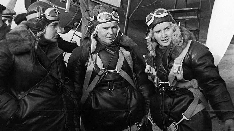    1938 год. Женский экипаж Валентины Гризодубовой совершил беспосадочный полет Москва—Дальний Восток. На фото слева направо: Валентина Гризодубова, Полина Осипенко, Марина Раскова.