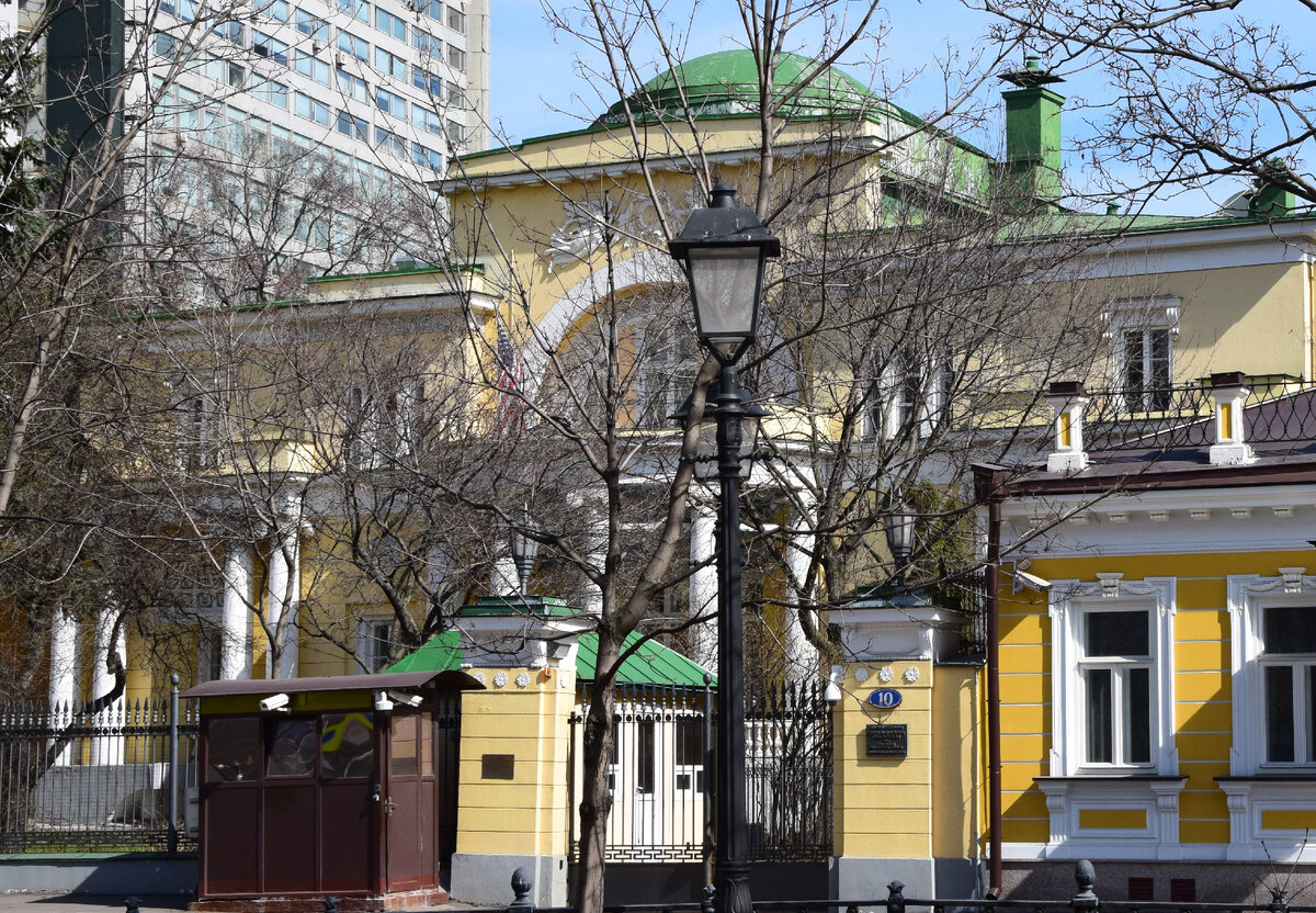 "СпасоХаус" Резиденция посла США в Российской Федерации. Апрель 2023 года. Фото автора канала "Приключения Тома Сойера".