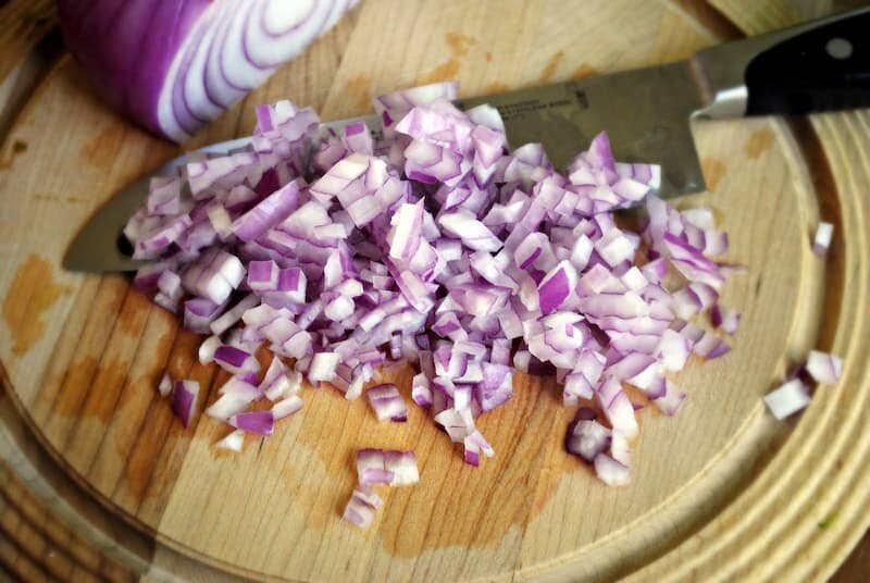 Лук режем мелким кубиком. Либо тонкими полукольцами - кому как нравится.