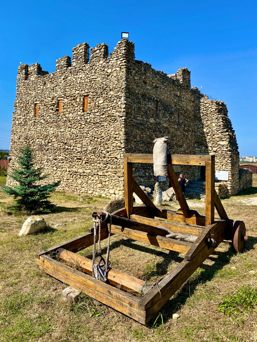 На переднем фоне - онагр (римская боевая метательная машина)