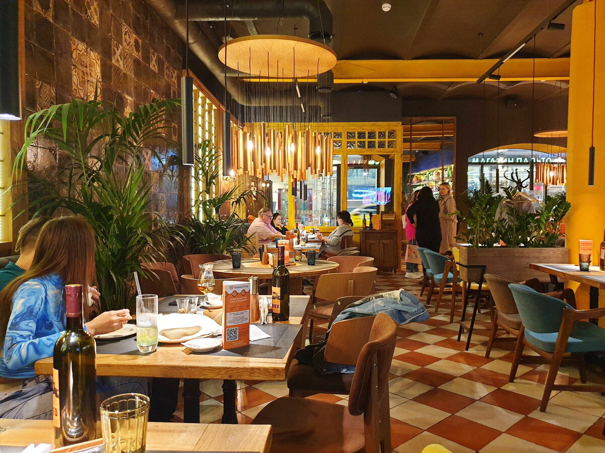 Общий вид зала ресторана "Мегобари"