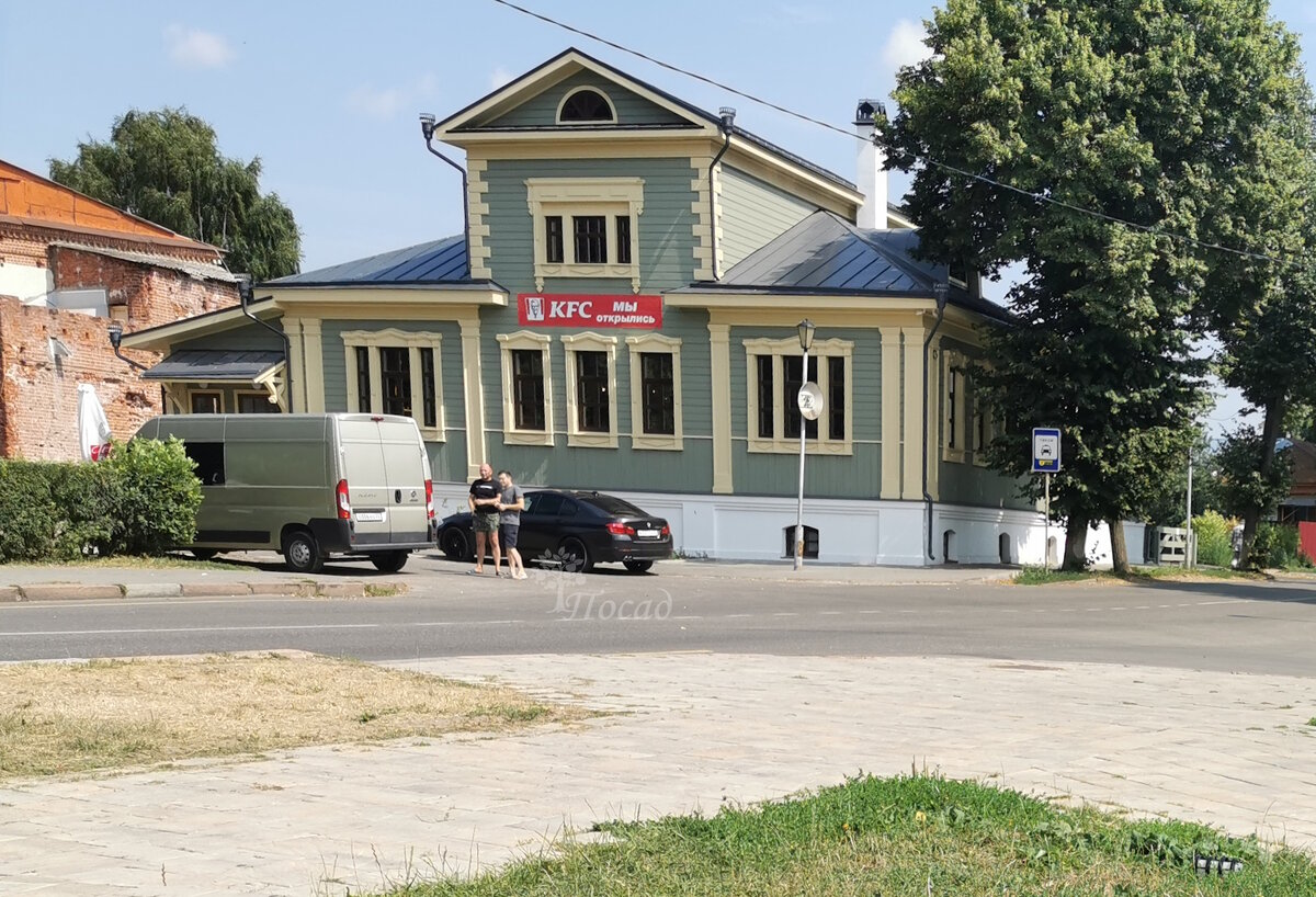 Мезонин  восстановленном старинном доме в Суздале. Мезонин не является вторым этажом в отличие от мансарды. Дом с мезонином считается одноэтажным.